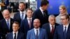 Глава Европейского совета Шарль Мишель (в нижнем ряду в центре) с лидерами Евросоюза в Брюсселе, июль 2022 г. (REUTERS/Yves Herman)