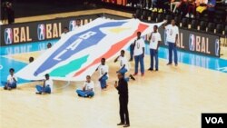 Président ya Rwanda Paul Kagame mya bolakisi logo ya BAL na Kigali Arena, Kigali, Rwanda, le 19 décembre 2019.