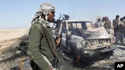 利比亞反政府武裝正在檢查多部被擊毀的利比亞軍車
