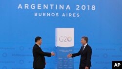 시진핑 중국 국가주석과 마우리시오 마크리 아르헨티나 대통령이 30일 아르헨티나 부에노스 아이레스 코스타 살게로 센터 내 G20 리트리트 회의장 앞에서 기념촬영을 하고 있다.