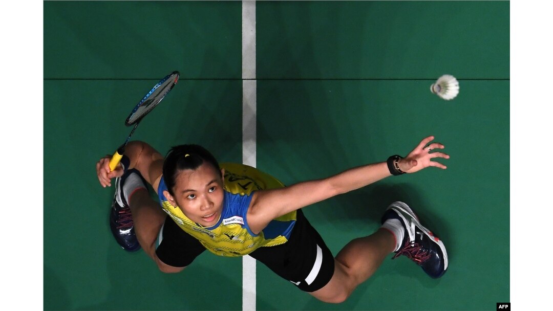 Tai Tzu Ying dari China Taipei mengembalikan servis Ratchanok Intanon dari Thailand dalam final tunggal putri turnamen bulu tangkis Malaysia Masters di Kuala Lumpur, 18 Januari 2019.