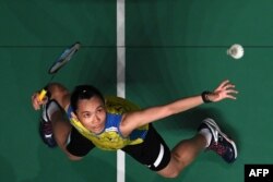 Tai Tzu Ying dari China Taipei mengembalikan servis Ratchanok Intanon dari Thailand dalam final tunggal putri turnamen bulu tangkis Malaysia Masters di Kuala Lumpur, 18 Januari 2019.