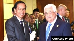 Presiden Joko Widodo menyambut kedatangan Presiden Palestina Mahmoud Abbas dalam pertemuan KTT Luar Biasa OKI di JCC (6/3). (Foto: Biro Pers Kepresidenan RI)