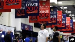 Na Universidade de Hofstra, em Nova Iorque, ultimam-se os preparativos para o debate entre Barack Obama, o presidente dos Estados Unidos, e Mitt Romney, o seu adversário nas eleições presidenciais de 6 de Novembro.