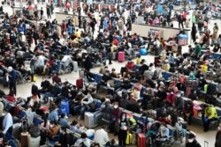 武汉解封日汉口火车站里候车的旅客 （2020年4月8日）