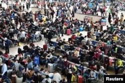 武漢解封日漢口火車站裡候車的旅客（2020年4月8日）