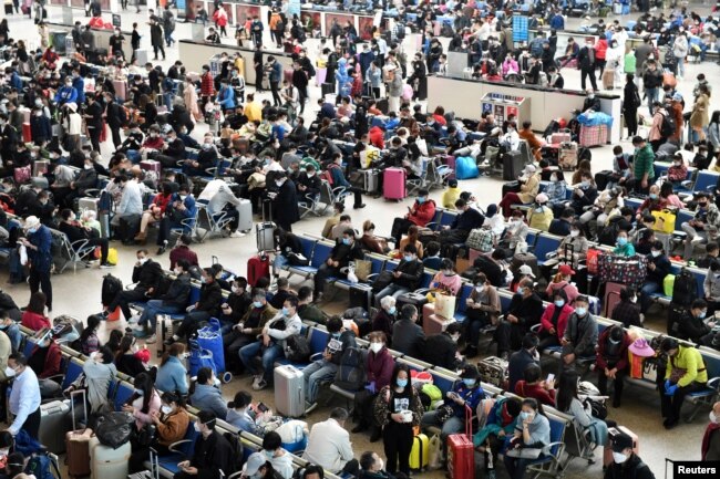 武汉解封日汉口火车站里候车的旅客 (2020年4月8日)