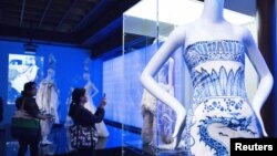 Wartawan melihat-lihat pameran dalam malam gala Metropolitan Museum of Art Costume Institute Gala Benefit dengan tema "China: Through the Looking Glass," di New York (4/5). (Reuters/Stephanie Keith)