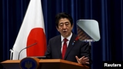日本首相安倍晋三在东京官邸召开的一次记者会上。（2015年10月6日）