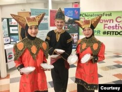 Alya Lawindo bersama orangtua, Muhammad Afdal dan Nani Afdal, pendiri sanggar Rumah Gadang USA. (Photo courtesy: Muhammad Afdal)