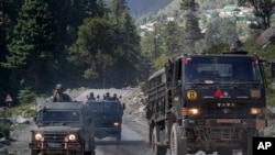 行駛在中印邊界附近公路上的印度軍車隊。（2020年9月9日）