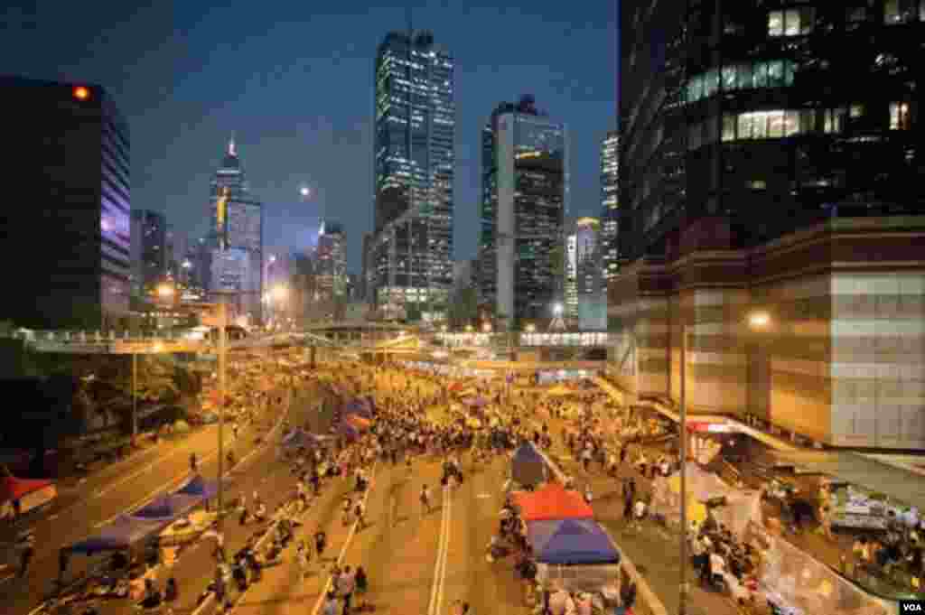 香港政府机构总部周围聚集的人数已经明显减少(美国之音方正 拍摄)