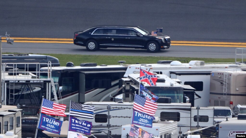 La caravana presidencial del presidente Donald Trump llega antes de las 500 de Daytona en el Daytona International Speedway. Foto Mark J. Rebilas-USA TODAY Sports