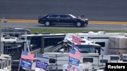 La caravana presidencial del presidente Donald Trump llega antes de las 500 de Daytona en el Daytona International Speedway. Foto Mark J. Rebilas-USA TODAY Sports