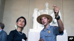 미국을 방문한 아웅산수치 미얀마 국가자문역 겸 외무장관(왼쪽)이 14일 워싱턴 링컨 기념관에서 국립공원 직원의 안내를 받고 있다.