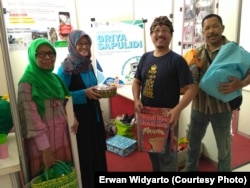 Erwan Widyarto (kaos hitam) bersama aktivis Bank Sampah Griya Sapu Lidi dalam sebuah pameran. (Courtesy Photo: Erwan Widyarto