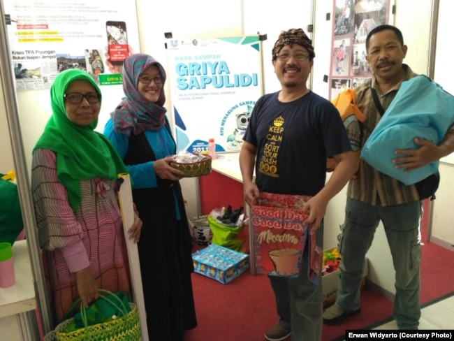 Erwan Widyarto (kaos hitam) bersama aktivis Bank Sampah Griya Sapu Lidi dalam sebuah pameran. (Courtesy Photo: Erwan Widyarto