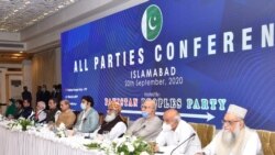 سابق وزیراعظم نواز شریف کا پی ڈی ایم کے تحت ہونے والی آل پارٹیز کانفرنس میں کہنا تھا ان کا مقابلہ وزیراعظم عمران خان سے نہیں ہے۔ ان کی جدوجہد عمران خان کو لانے والوں کے خلاف ہے۔ (فائل فوٹو)