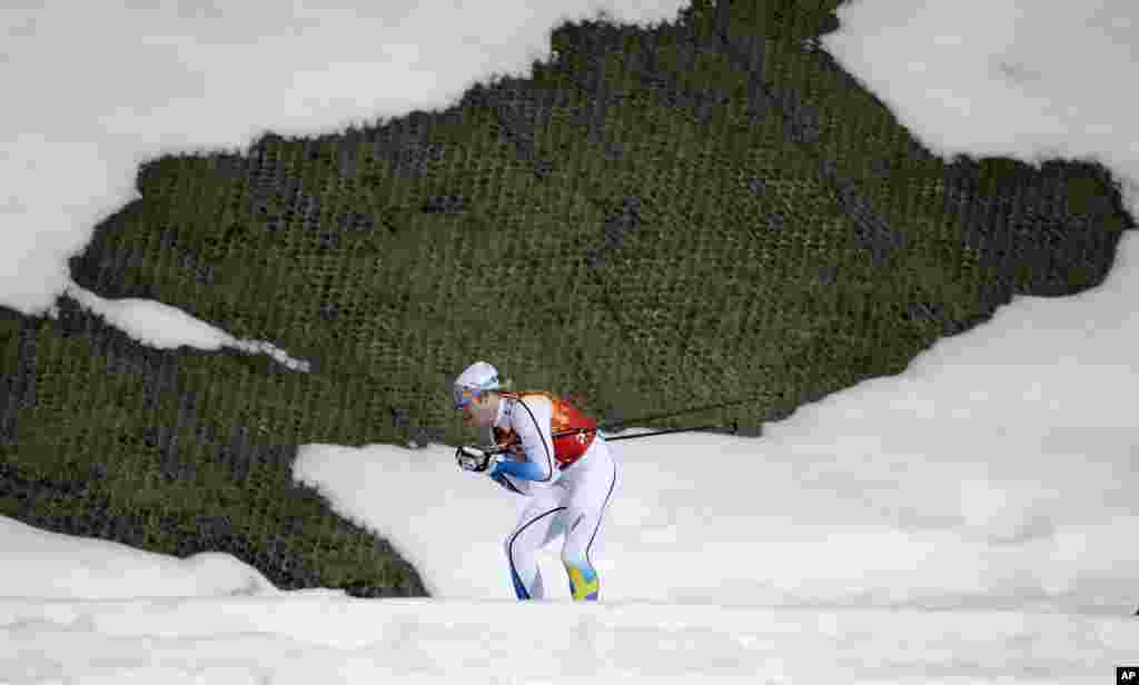 Lars Nelson dari Swedia melaju dengan ski melewati sebuah lubang pada partai estafet cross-country putra di Krasnaya Polyana, Rusia, 16 Februari 2014.