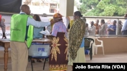 Senhoras votam na Escola Secundária da Polana, Maputo, Moçambique. Outubro 15, 2014