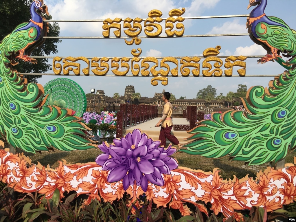 ទិដ្ឋភាពនៃការរៀបចំពិធីបុណ្យចូលឆ្នាំប្រពៃណីជាតិខ្មែរ នៅមុខប្រាសាទអង្គរ ក្នុងថ្ងៃទី១នៃពិធីនេះ គឺ ថ្ងៃទី១៤ខែមេសាឆ្នាំ២០១៨។ (ប៉ូច រាសី/VOA)