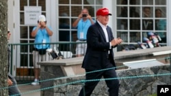 Presiden Donald Trump di Trump National Golf Club pada turnamen golf AS Terbuka, 15 Juli 2017, di Bedminster, New Jersey.