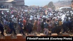 Des milliers des personnes ont manifesté pacifiquement pour exiger la tenue de l’élection présidentielle avant la fin de 2016 comme prévue dans la Constitution congolaise à Bukavu, province du Sud-Kivu, 23 juillet 2016. (Photo Filimbi/Facebook)