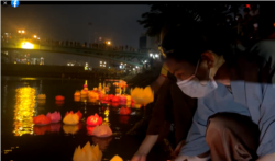 Người dân thả đèn hoa đăng trên sông Sài Gòn tối ngày 19/11/2021. Photo Chụp từ FB Chùa Tường Nguyên.