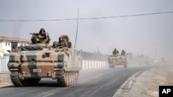 Tank-tank militer Turki bergerak ke arah perbatasan Suriah di Karkamis, Turki (25/8). 