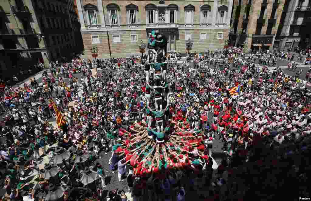 Castellers de Sabadell form human towers during the demonstration &quot;Human towers for Democracy: Catalans Want to Vote&quot; at Sant Jaume square in Barcelona, Spain.