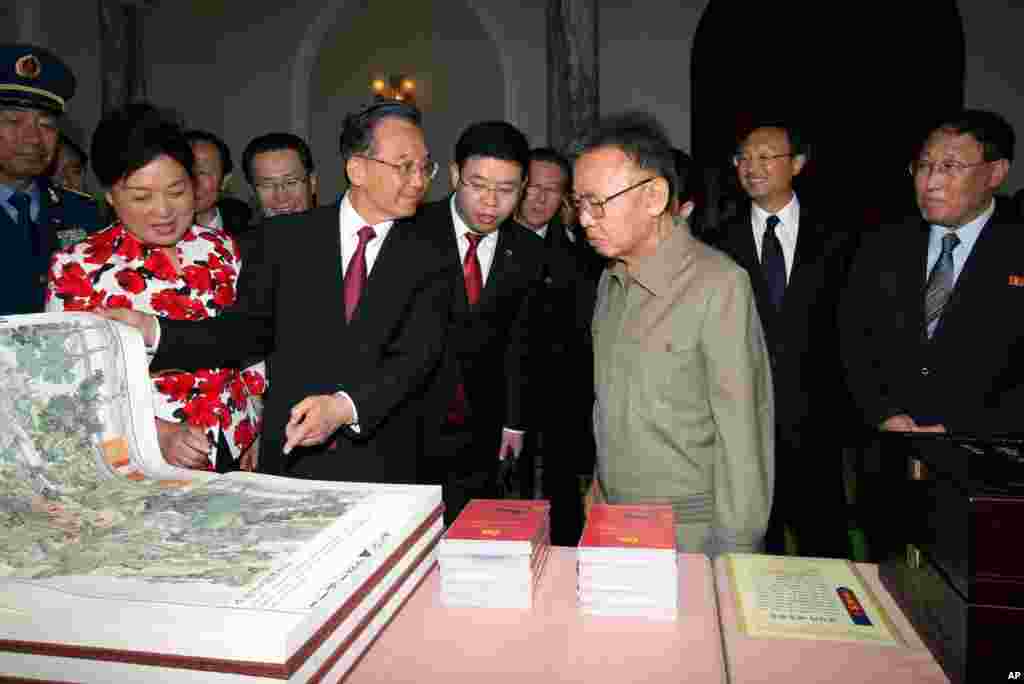 2009年10月5日，在平壤国宾馆，中国国务院总理温家宝向朝鲜领导人金正日介绍中方赠送的礼品。这是18年来中国总理第一次访问朝鲜。温家宝此行还凭吊所谓的中国人民志愿军烈士陵园，给毛岸英墓献花。