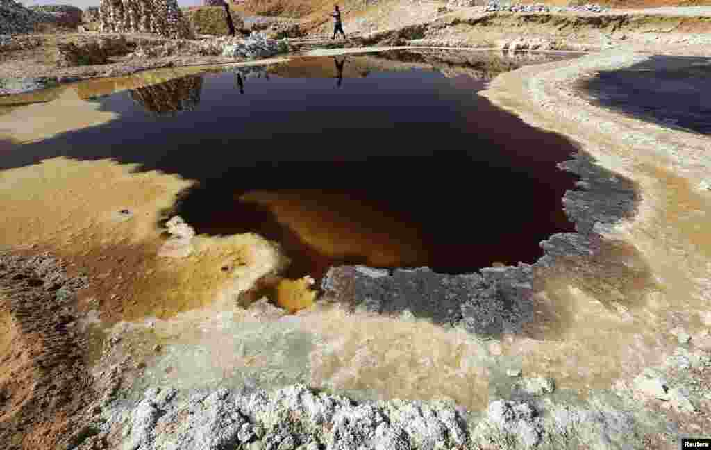 Beduiniu skupljaju mineralne krstale iz oaze Natron kod somalijskog mesta Malha u Severnom Darfuru