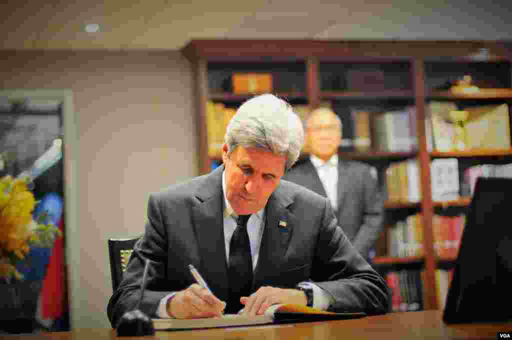 Secretary of State John Kerry signs the book of condolences for His Majesty King Bhumibol Adulyadej