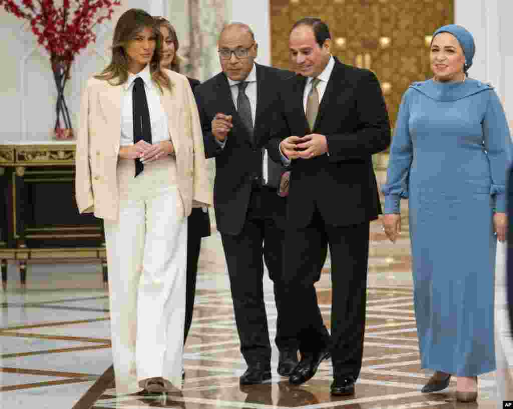 Меланія Трамп зустрілась з президентом Єгипту Абдель-Фаттахом аль-Сіссі та його дружиною Ентіссар Могамед Амер у президентському палаці в Каїрі, Єгипет, 6 жовтня 2018 року.