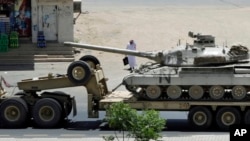 A Saudi tank being transported, in the city of Najran, Saudi Arabia, near the border with Yemen, April 23, 2015.
