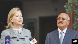 Yemeni President Ali Abdullah Saleh, right, listens to U.S. Secretary of State Hillary Rodham Clinton, as she speaks during a media conference in Sanaa, 11 Jan 2011