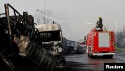 중국 허베이성 장자커우 시에 있는 화학 공장 인근에서 폭발사고가 난 후 소방대원들이 사고 현장에서 소화 작업을 하고 있다. 