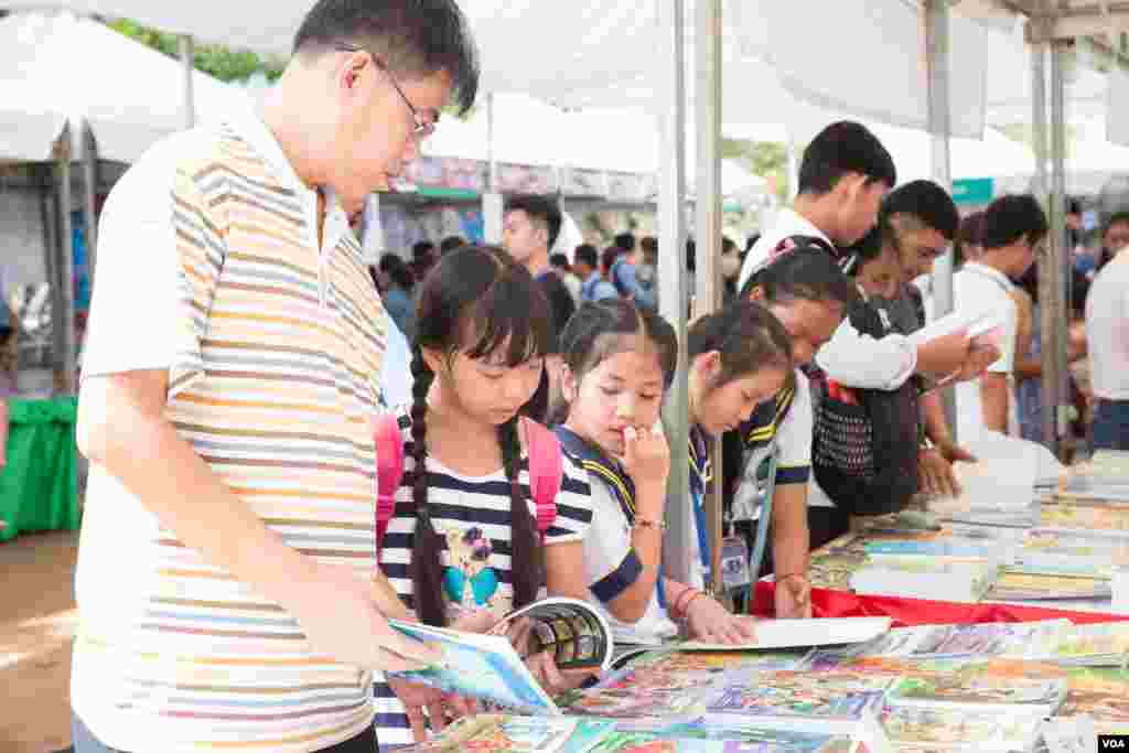 ទិដ្ឋភាព​ទូទៅ​​នៃពិព័រណ៍​សៀវភៅ​នៅ​កម្ពុជា​លើក​ទី​៥​ ​ក្រោម​ប្រធានបទ​ &laquo;បង្កើន​ការ​អាន​ បង្កើត​ការ​សរសេរ​&raquo; នៅ​ឯ​បណ្ណាល័យ​ជាតិ​ ក្នុង​រាជធានី​ភ្នំពេញ​ កាល​ពីថ្ងៃទី​៣ ខែធ្នូ ឆ្នាំ​២០១៦។ (ហ៊ាន សុជាតា/ VOA)&nbsp;