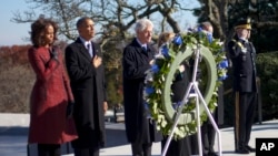 Претседателот Барак Обама, првата дама Мишел, поранешниот претседател Бил Клинтон и сопругата и поранешна државна секретарка Хилари средата го посетија гробот на Кенеди на Националните гробишта Арлингтон
