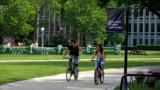 카네기멜런대학교 교정에서 자전거를 타는 학생들. 