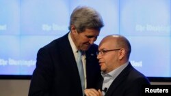 Wartawan Washington Post Jason Rezaian (kanan) disambut oleh Menteri Luar Negeri AS John Kerry saat pembukaan newsroom Washington Post di Washington, 28 Januari 2016. 