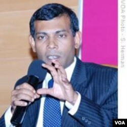 Presiden Mohamad Nasheed meminta maaf kepada pasangan Eropa yang dilecehkan.