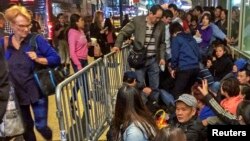 Para pembeli antre di depan gerai Apple di Grand Central, New York, Kamis (19/9).