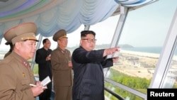 Lãnh tụ Triều Tiên Kim Jong Un khảo sát một địa điểm du lịch biển, và người thứ ba từ trái sang là ông Kim Su Gil, vừa được bổ nhiệm làm Cục trưởng Tổng cục chính trị quân đội Triều Tiên.