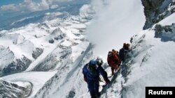 Dalam foto tertanggal 17/5/2006 ini Takako Arayama, 70, tercatat sebagai orang tertua yang mencapai puncak Gunung Everest. Musibah Gunung Everest pada 18/4/2014 merenggut setidaknya 12 nyawa. 