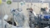 PPE ဝတ်စုံဝတ်ထားတဲ့ ကျန်းမာရေးဝန်ထမ်းတချို့ကို ရန်ကုန်မြို့ရှိ ဧရာဝတီကိုဗစ်စင်တာတခုတွင် တွေ့ရ။ (ဒီဇင်ဘာ ၁၉၊ ၂၀၂၀)
