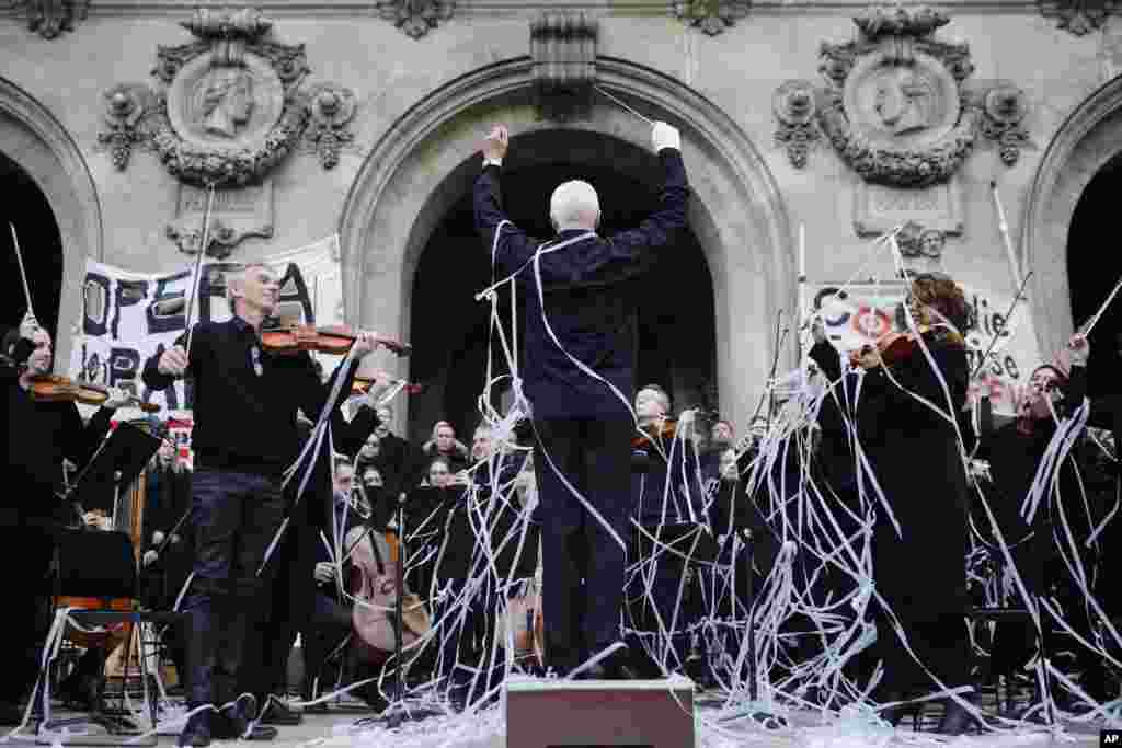 Michel Dietlin conducts musicians of the orchestra outside the Palais Garnier opera house in Paris, France, Jan. 18, 2020.