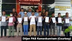 Sepuluh narapidana di Lapas Sintang, Kalimantan Barat yang akan menjalani asimilasi di rumah pada Kamis, 2 April 2020. (Foto: Ditjen PAS Kemenkumham)