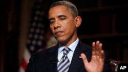 Presiden Barack Obama dalam wawancara eksklusif dengan kantor berita The Associated Press di perpustakaan Gedung Putih di Washington (4/10). (AP/Charles Dharapak)