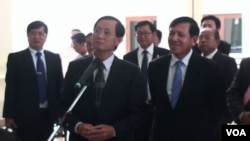 Ông Yim Sovann (trái) thành viên Đảng Cứu nguy Quốc gia, và ông Prom Sokha thành viên đảng cầm quyền Campuchia nói chuyện tại một cuộc họp báo
